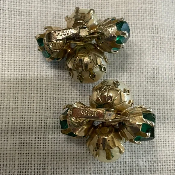 Vintage Jewelry Set by Vogue - Picture 7 of 11